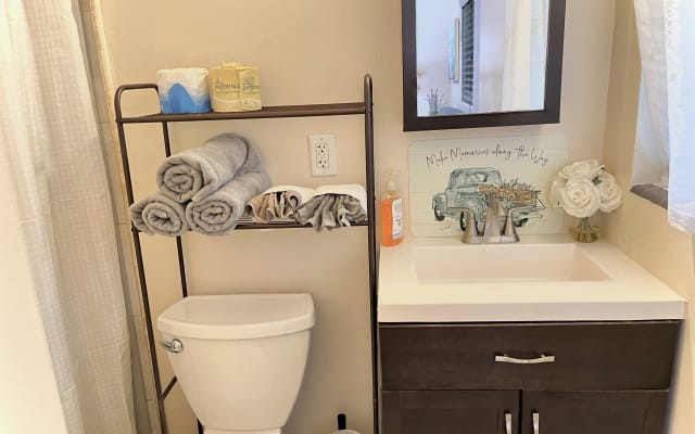Stylish 1BR near Universal Studios • LGBTQ+ friendly • Free Parking - Picture 8