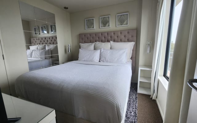 Bright and airy central apartment with the best views in Auckland. - Picture 26