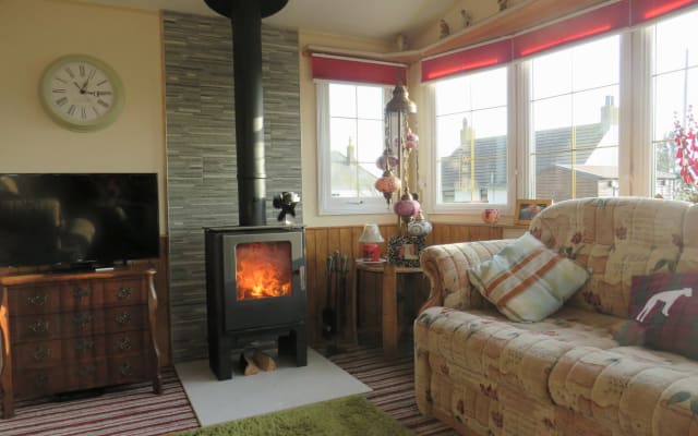 Well appointed static caravan just minutes from the beach