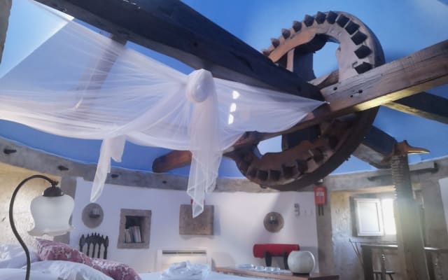 Romantic getaway in a mill in the ArrĂĄbida.