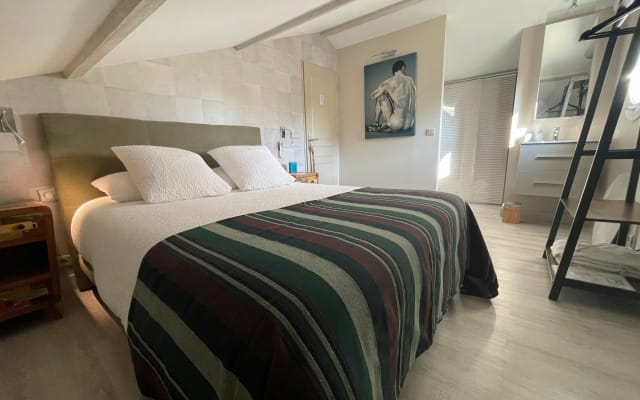 Quarto de masmorra-duche- WC privado-casa de repouso-SPA-MASSAGENS...