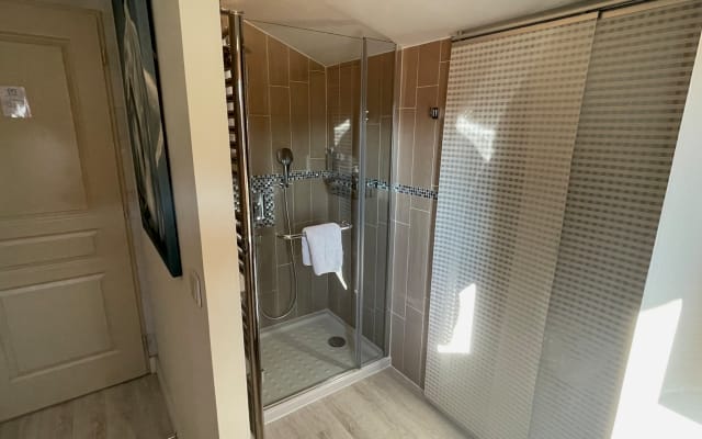 Quarto de masmorra-duche- WC privado-casa de repouso-SPA-MASSAGENS...