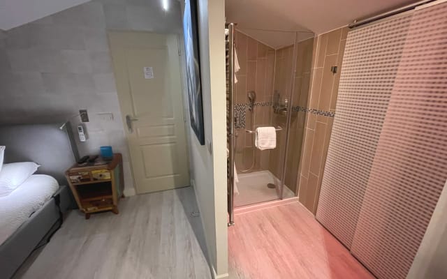 Quarto de masmorra-duche- WC privado-casa de repouso-SPA-MASSAGENS...