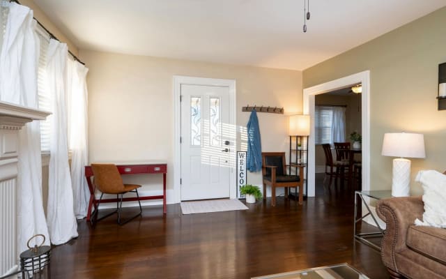 Fun close to downtown! Pet friendly!