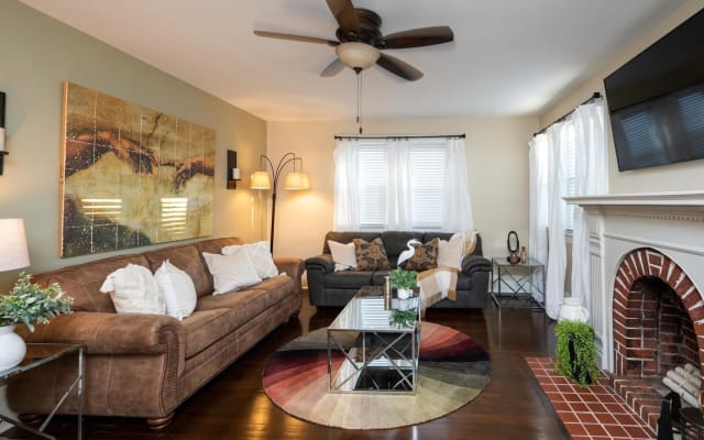 Close to Tri-Pride! Share the house Hostel style for a fun stay!