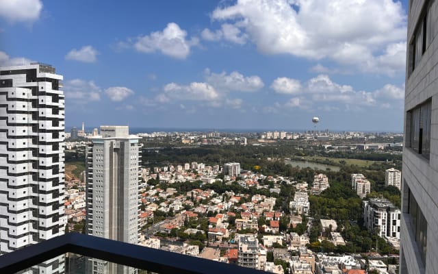 Scenic apartment near a park and main roads