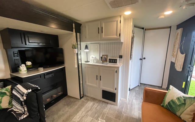 “The Happy Glamper” with private yard and hot tub
