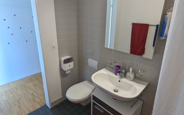 Privatzimmer in moderner Wohnung mit privater Dachterrasse