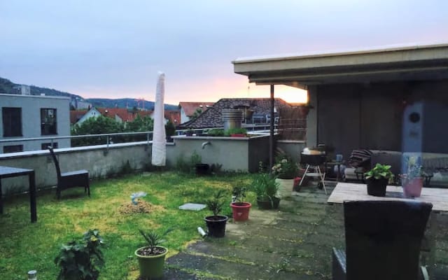 Privatzimmer in moderner Wohnung mit privater Dachterrasse