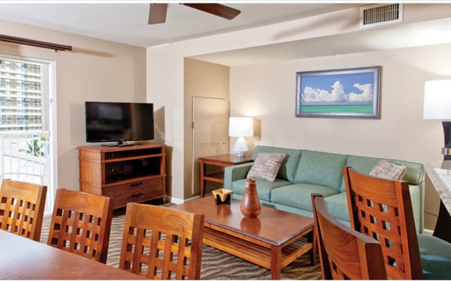 Spend Christmas on Waikiki Beach (Dec. 22-29 2023)