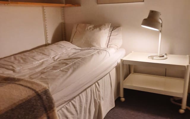 Chambre d'hôtes disponible dans la banlieue de Hässelby Gård