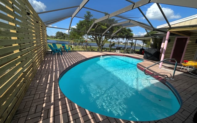 Modern Key West Look, Heated Pool, Lake, Sleeps 10