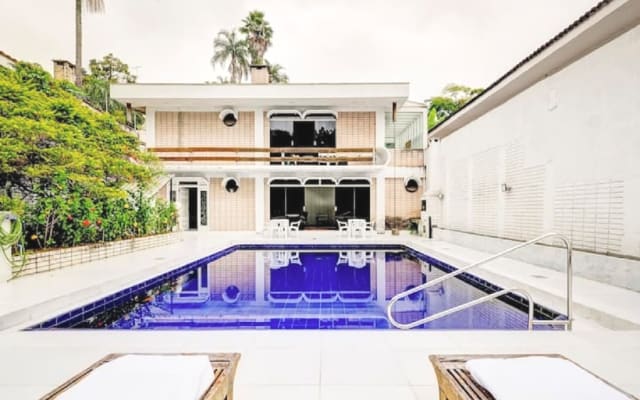 MAISON DE MAÎTRE AVEC PISCINE SUSPENDUE