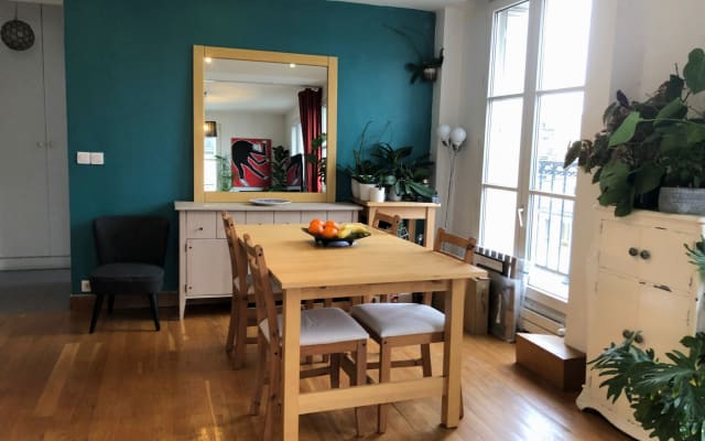 A quiet bedroom in a bright apartment in 18eme Arrondissement