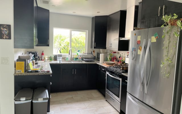 Une grotte spacieuse au deuxième étage d'une grande maison à deux...