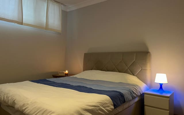 Habitación tranquila con baño privado en el centro de la ciudad