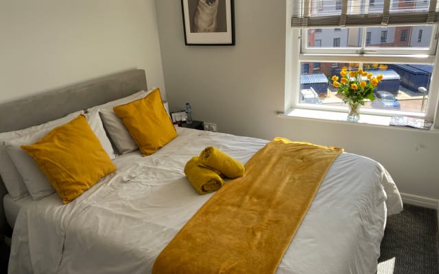 Chambre double privée dans un appartement moderne à Glasgow où les vête