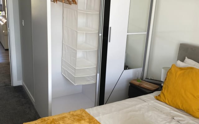 Chambre double privée dans un appartement moderne à Glasgow où les vête