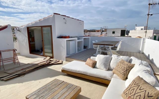 ESPACIO PRIVADO con Habitación + Aseo + Terraza + Barbacoa + Chill Out