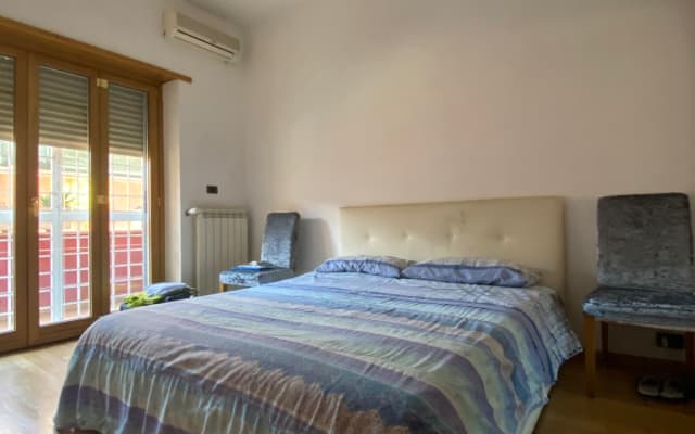 Quarto espaçoso num apartamento grande e acolhedor com um jardim/terraç