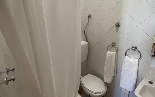 Quarto acolhedor e tranquilo com casa de banho privativa São P Estoril