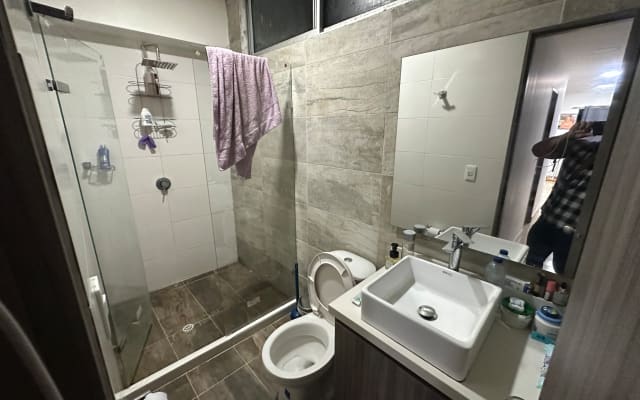 Schönes Haus in Rodéo alto Zimmer mit Bett und Ventilator.