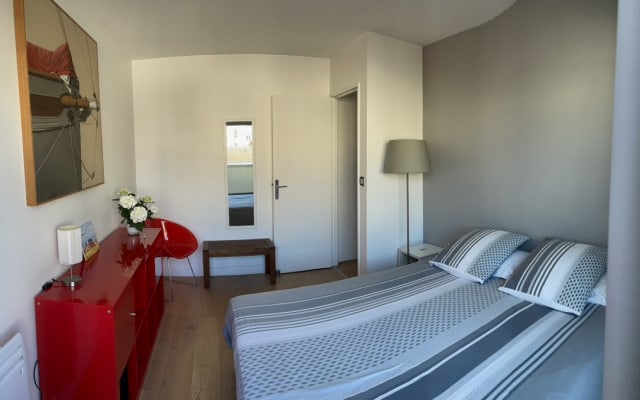 Double room with private bathroom in a large Paris Nation apartment.