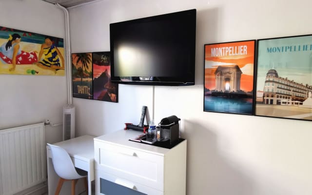 Central access (tram/bus/on foot), parking, air conditioning, naturism 