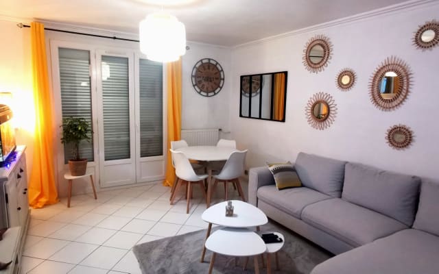 Central access (tram/bus/on foot), parking, air conditioning, naturism 