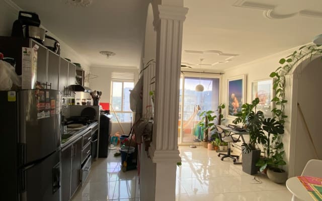 Precioso apartamento con una habitación de acogida para compartir