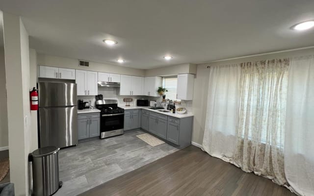 Havens 3 Kings , 2 Bath Apartment near EWR/NYC downtown Newark