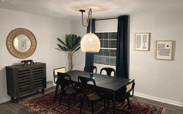 Central Fun Cozy Bohemian 3/2 Cottage with Front Porch and Back Patio