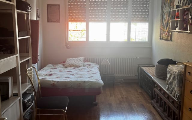 Belo apartamento com um quarto privado no centro da cidade