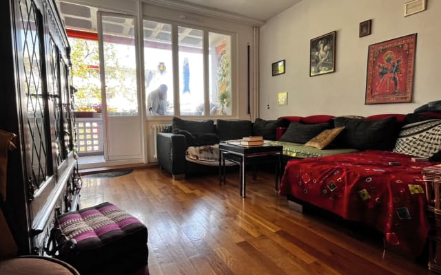 Belo apartamento com um quarto privado no centro da cidade