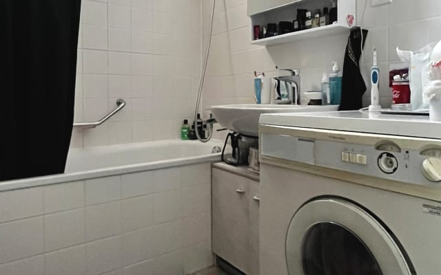 Belo apartamento com um quarto privado no centro da cidade