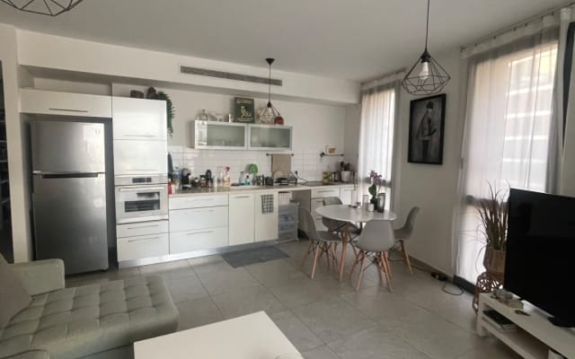 Neues und sauberes privates Zimmer und Bad in meiner Wohnung