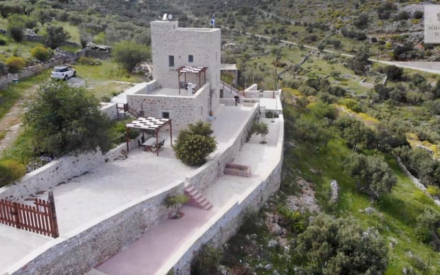 Uma torre renovada há 200 anos com excelente vista para o mar e...