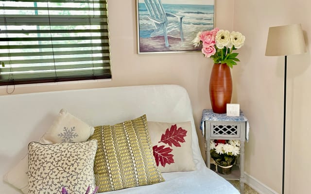 Stylish 1BR near Universal Studios • LGBTQ+ friendly • Free Parking - Picture 15