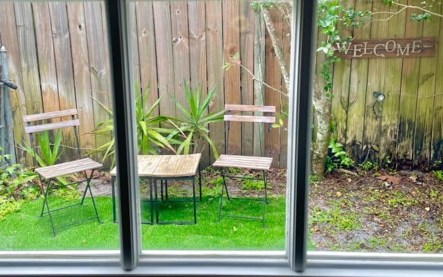 Stylish 1BR near Universal Studios • LGBTQ+ friendly • Free Parking - Picture 7