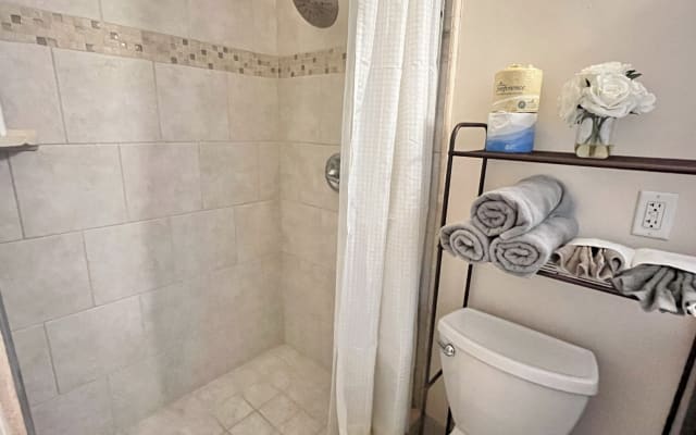 Stylish 1BR near Universal Studios • LGBTQ+ friendly • Free Parking - Picture 13
