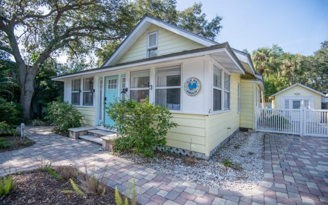 Cute Bungalow with Pool in Gulfport - Walk to Everything! Beach Nearby