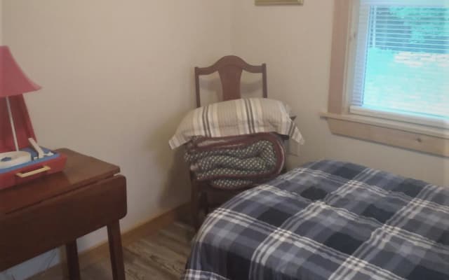 Single-bed in own room of a small in-town house near restaurants, et.