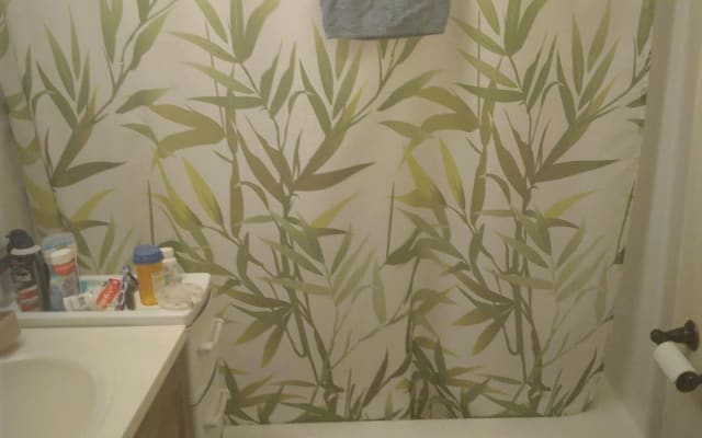 Single-bed in own room of a small in-town house near restaurants, et.