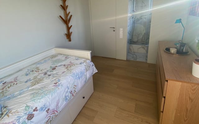 Independent room with private bathroom at the gates of the Marais