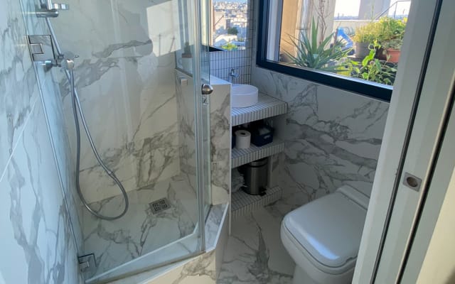 Independent room with private bathroom at the gates of the Marais