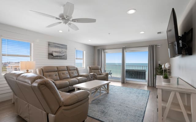 Madeira Beach Direct Beachfront Unit-Lots of Space-Amenities-Parking - Picture 6