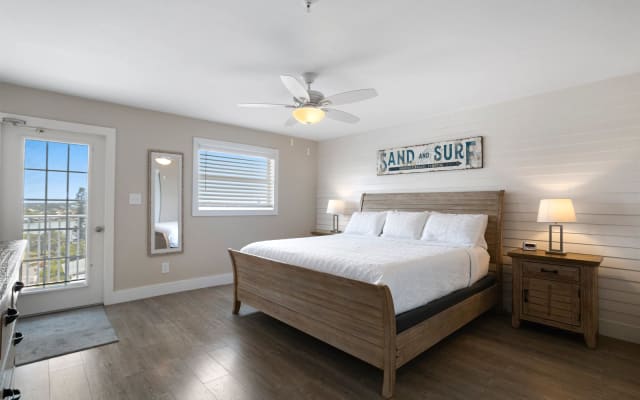 Madeira Beach Direct Beachfront Unit-Lots of Space-Amenities-Parking - Picture 9