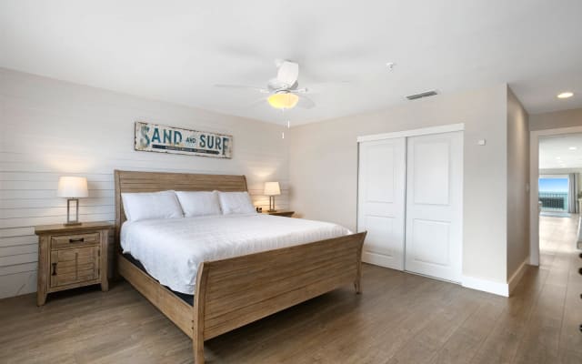 Madeira Beach Direct Beachfront Unit-Lots of Space-Amenities-Parking - Picture 8