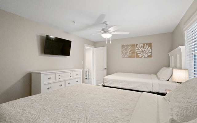 Madeira Beach Direct Beachfront Unit-Lots of Space-Amenities-Parking - Picture 13