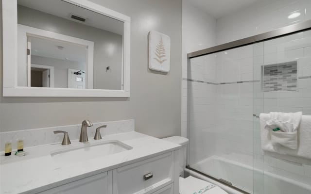 Madeira Beach Direct Beachfront Unit-Lots of Space-Amenities-Parking - Picture 14